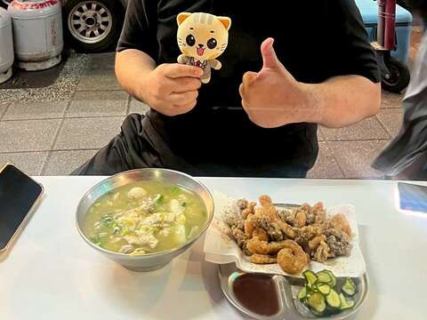 食尚玩家駐點部落客的貓大爺品嘗「阿富海鮮粥」,一上桌就被滿滿的海鮮震撼(圖片來源:臺北市市場處)