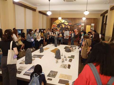 民眾熱情參與臺灣新文化運動紀念館的夜間限定特展導覽活動。(圖片來源：臺北市政府文化局)