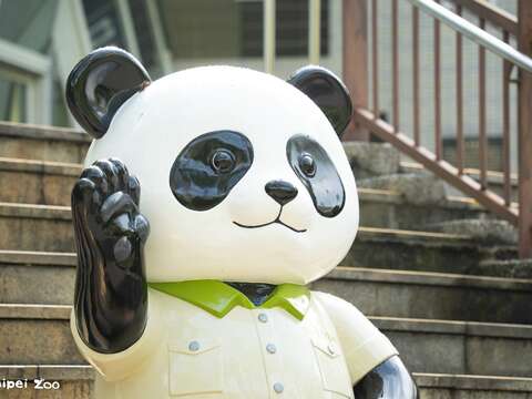 大貓熊館前動物園制服大貓熊雕像等大家來合照(圖片來源：臺北市立動物園)