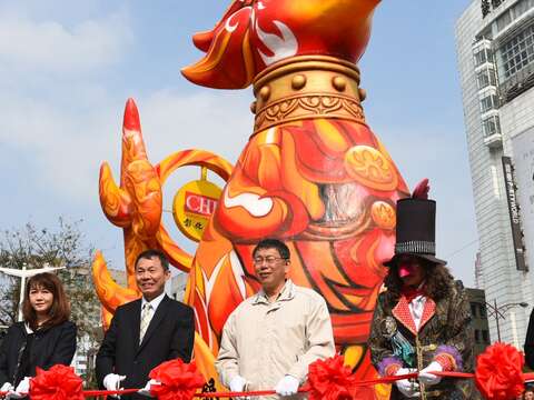 驚きの発見続々、台北ランタンフェスティバル 大型フロート車「紅炎鶏」登場