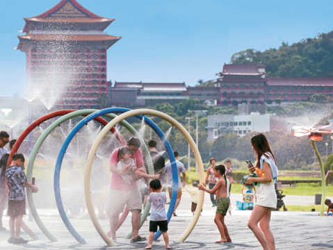 P06-09 水岸旅行-1大佳河濱公園夏季開放的兒童戲水區讓孩子們可以盡情玩水。（攝影／王均峰）