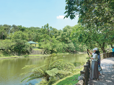 P20-23 漫遊-1-南港公園的環湖步道是旅客遊憩與賞景的絕佳去處。