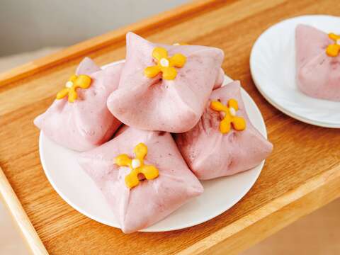 P24-27 食旅-2 @台北市市場處-「童家饅頭」的「紫櫻有你」造型精緻如日式和菓子。
