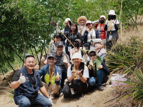 文山區老泉里體驗採筍樂。(圖片來源：臺北市政府勞動局)