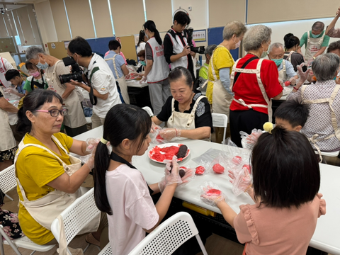 「萬和共好市集」集結大同區內社福單位 邀請居民、親子與長者一起參與 實踐「社區互助、 共好同行」的理想(圖片來源：臺北市政府社會局)