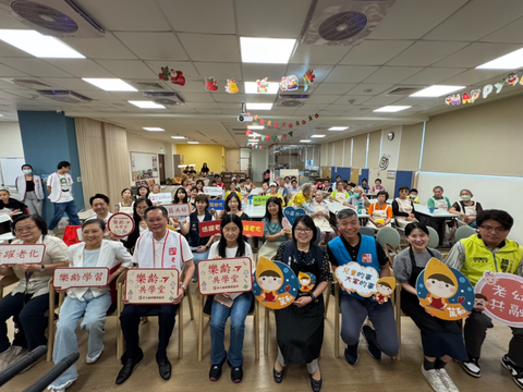 為促進代間交流與社區融合，臺北市萬和兒童暨社區共好服務中心攜手中華民國老人福利關懷協會、大同區國順里辦公處，8日舉辦「樂齡共學堂」暨「萬和共好市集」。(圖片來源：臺北市政府社會局)
