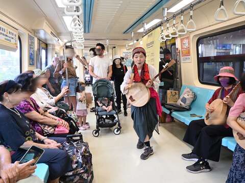 民眾一同聆聽音樂(圖片來源：臺北大眾捷運股份有限公司)