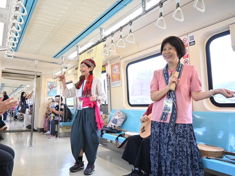 在捷運上一同歌唱起舞(圖片來源：臺北大眾捷運股份有限公司)