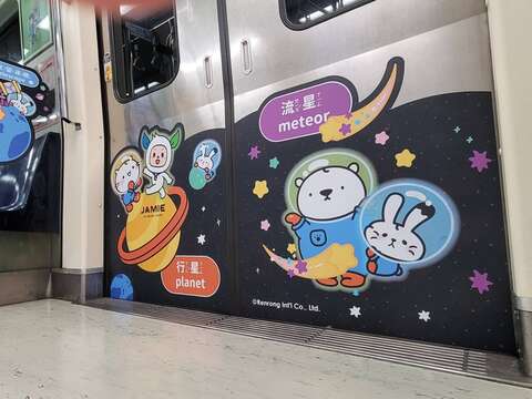 車廂內英文單字讓大小朋友快樂學英語(圖片來源:臺北大眾捷運股份有限公司)