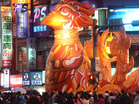 놀라움이 가득한 타이베이 등불 축제, 대형 꽃차 “홍염계(日珥雞)” 등장