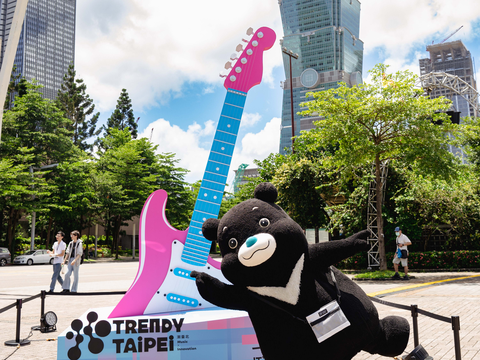 7月23日至9月7日，民眾只要在府前廣場與潮臺北巨型吉他頭合照，即可參加抽獎