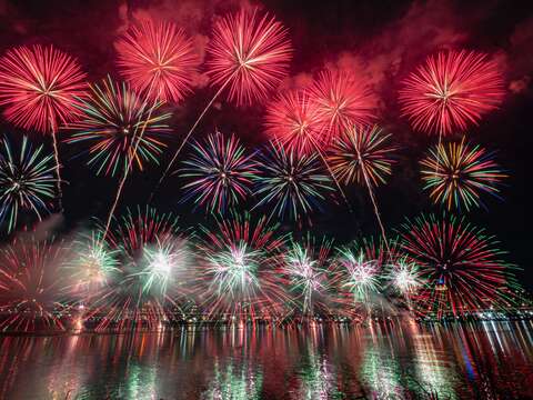 浪漫的大稻埕夏日節煙火點亮臺北夜空。(圖片來源：臺北市政府觀光傳播局)
