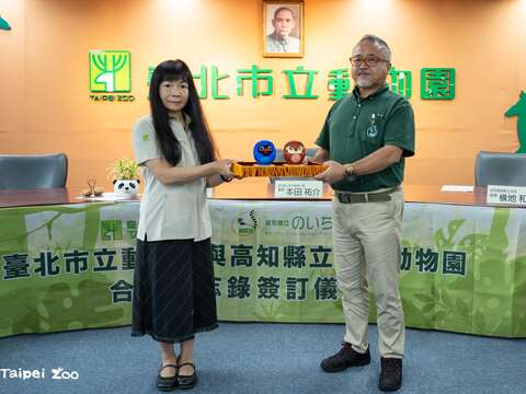 Director Lucia Ju of Taipei Zoo presents a commemorative gift