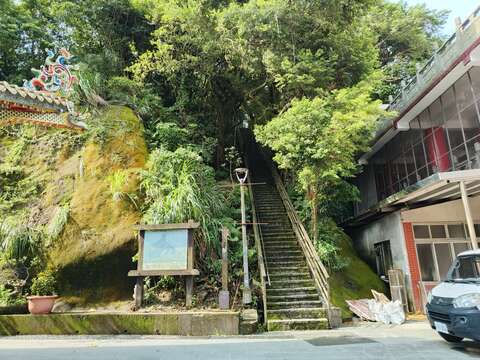 虎山奉天宮步道起點為陡峭階梯，通往虎山峰稜線(圖片來源：臺北市政府工務局大地工程處)