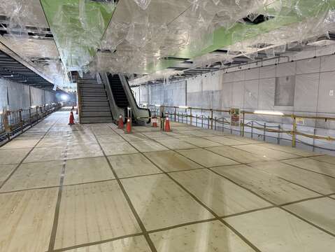 廈安站月台層最新施工畫面(圖片來源：臺北市政府捷運工程局)