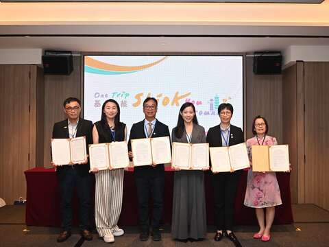四市觀光首長與新加坡全國旅行社公會（NATAS）、馬來西亞華人旅遊業公會（MCTA）代表共同簽署觀光合作備忘錄，促進雙邊合作。(圖片來源：臺北市政府觀光傳播局)