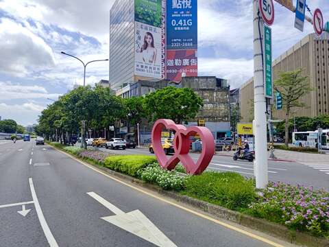 愛國東路與街區呼應，日日春綻放如花嫁般浪漫。(圖片來源：臺北市政府工務局公園路燈工程管理處)