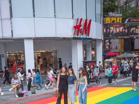 西門町知名地標「6號彩虹Rainbow Six」設立以來，已成為國內外旅客到訪西門町的熱門打卡點(圖片來源：臺北市政府觀光傳播局)