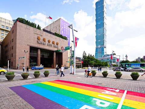 市府前廣場「彩虹起跑線 Rainbow Starting Line」(圖片來源：臺北市政府觀光傳播局)
