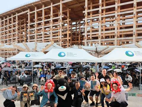 臺北市在「大阪·關西世博會」的推廣活動，大雨中仍吸引眾多民眾參與(圖片來源：臺北市政府觀光傳播局)