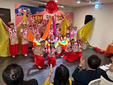中原舞蹈班暖場表演-客家小炒舞(圖片來源：臺北市政府客家事務委員會)