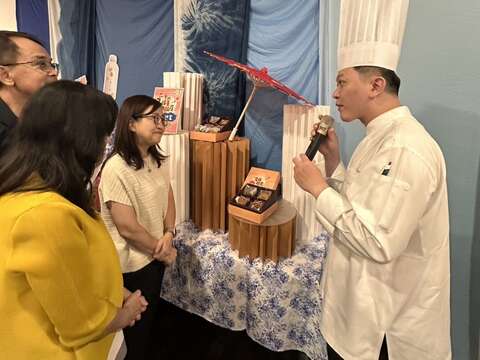 台北福華大飯店向林副市長介紹合作禮盒(圖片來源：臺北市政府客家事務委員會)
