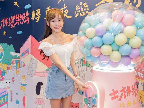 宣傳大使泡芙於記者會亮相，歡迎民眾於0815-0831來士林夜市扭出超值好禮。(圖片來源：臺北市商業處)