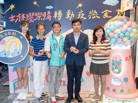 長官貴賓與活動宣傳大使泡芙合影留念。(圖片來源：臺北市商業處)