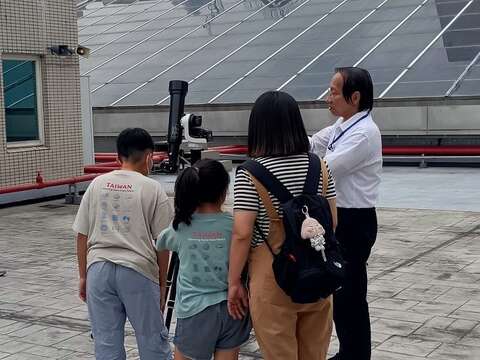 透過太陽望遠鏡安全觀察太陽黑子(圖片來源：臺北市立天文科學教育館)