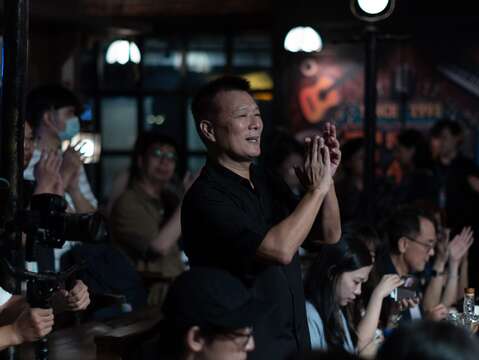 臺北市文化局長蔡詩萍親自現場體驗臺北非常LIVE！用行動支持在地音樂場館(圖片來源：臺北市政府文化局)