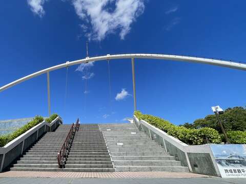 迪化休閒運動公園跨堤景觀平台特色拱門造形(圖片來源：臺北市政府工務局衛生下水道工程處)