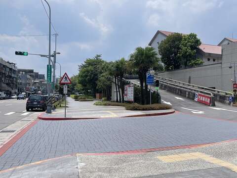迪化休閒運動公園汽機車停車場出入口(圖片來源：臺北市政府工務局衛生下水道工程處)