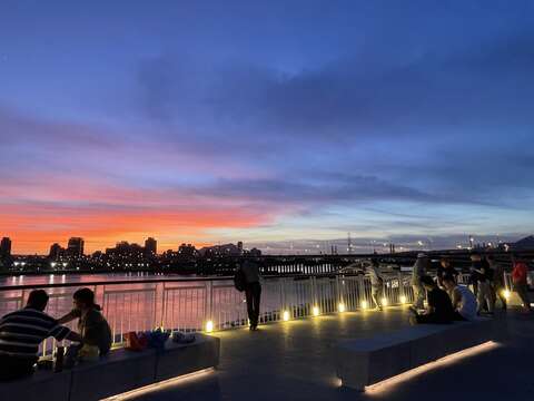 跨堤景觀平台夕陽(圖片來源：臺北市政府工務局衛生下水道工程處)