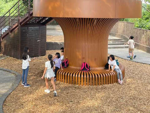 孩童們遊戲在森林方舟中央休息區(圖片來源：臺北市政府工務局大地工程處)