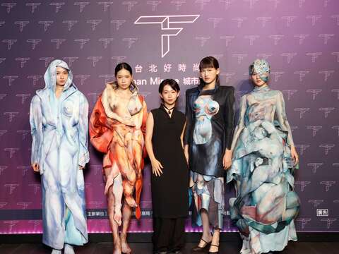 學生設計師黃婉鈞與學生組金獎「人設未定論」獲獎(圖片來源:臺北市商業處)