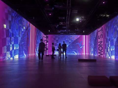 潮流沉浸展TRENDY Showcase為全臺唯一5G+4K技術打造全沉浸式空間策劃五面投影，以多元跨界形式，匯聚臺北在音樂、藝術、視聽、科技與時尚等領域的精華成果(圖片來源：臺北市政府文化局)