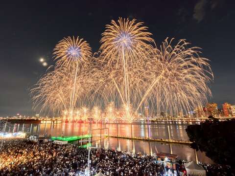 480秒璀璨煙火吸引近15萬人次齊聚大稻埕延平河濱公園(圖片來源：臺北市政府觀光傳播局)