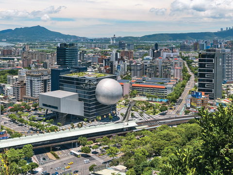 P10-13 建築巡禮-2 台北表演藝術中心的銀白色球體造型,飄浮於繁鬧市井中,與周邊形成強烈對比。(圖/台北市觀光傳播局)