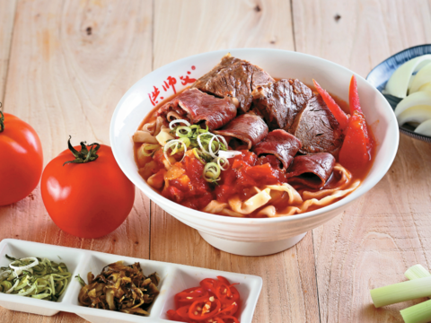 1 「洪師父牛肉麵」的紅麴番茄牛肉麵以牛小排與牛腩入菜,口味創新。(圖/洪師父牛肉麵)