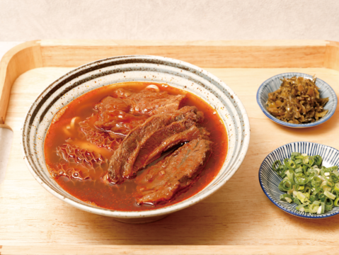 4 「御真牛餐館」的牛肉麵以筋肉交織的牛腱心搭配紅燒湯頭,十分對味。