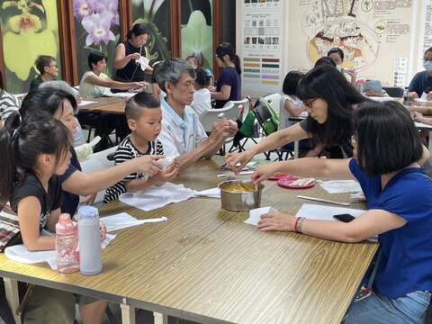 活動簡單有趣大人小孩皆可參加-(圖片來源:臺北市政府工務局公園路燈工程管理處)
