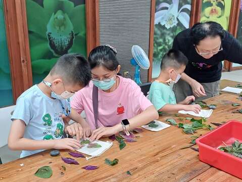 親子一同完成拓印創作(圖片來源:臺北市政府工務局公園路燈工程管理處)
