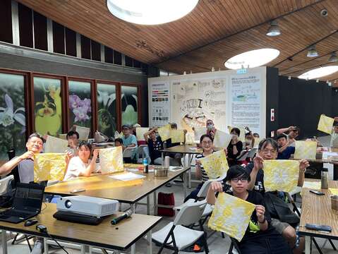 學員展示各種不同的染布花紋(圖片來源:臺北市政府工務局公園路燈工程管理處)