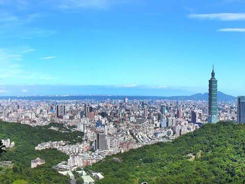 被山環繞的生態城市(從南港山往北俯瞰)。(圖片來源：臺北市政府工務局大地工程處)