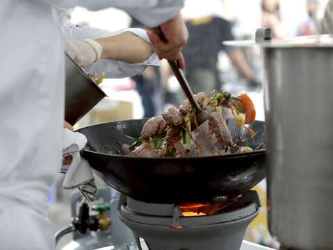 2024臺北國際牛肉麵節-師傅炒肉