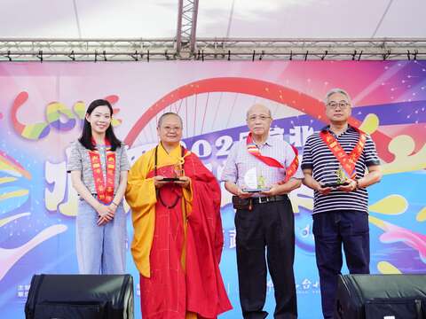 觀傳局長余祥(左起)致贈獎座予佛光山台北道場滿謙住持、松山慈祐宮董事長陳玉峰、凱擘大寬頻台北系統台總經理廖啟凱，表示對參與水舞嘉年華活動的感謝之意。(圖片來源:臺北市政府觀光傳播局)