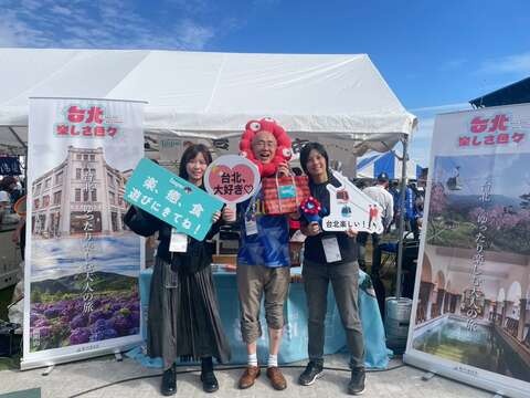 大阪觀光局理事長溝畑宏特別到臺北展區了解臺北的樂齡旅遊及北投溫泉(圖片來源:臺北市政府觀光傳播局)