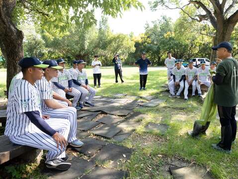 球員們正專心聆聽環維講師解說今日工作內容。(圖片來源:臺北市政府體育局)