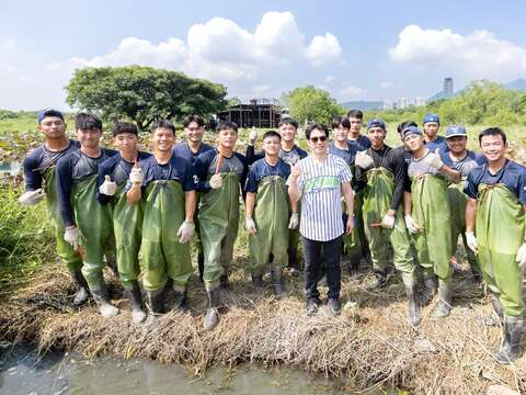 臺北市政府體育局湯茂宇副局長與著裝完成的球員合影。(圖片來源:臺北市政府體育局)
