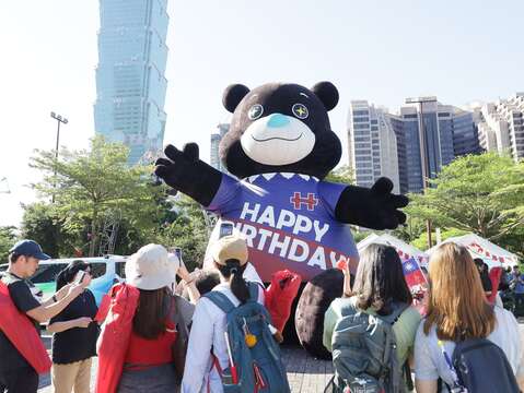 6公尺高的熊讚氣偶，搭配「閃閃發光」眼神、穿上「HAPPY BIRTHDAY」新衣於市民廣場閃亮登場(圖片來源:臺北市政府觀光傳播局)